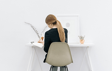 Lady behind desc
